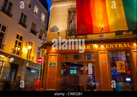 Paris, Frankreich, 'Le Central Bar', mit großer Regenbogenfahne draußen, im Gay District Le Marais, Gay Bars, (geschlossen 2010) Gentrifizierung, farbenfrohes Gebäude Stockfoto