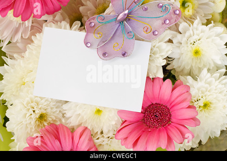 weiße Chrysantheme und rosa Gerbera Blumenstrauß Hintergrund mit textfreiraum Marketingbotschaft oder Floristen branding Stockfoto