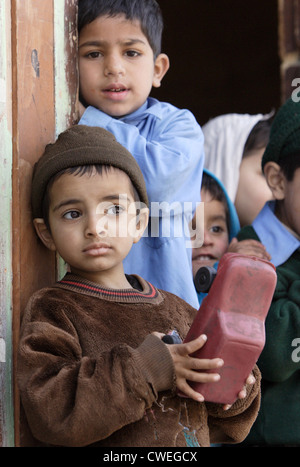 Kinder im Erdbebengebiet in Pakistan Stockfoto