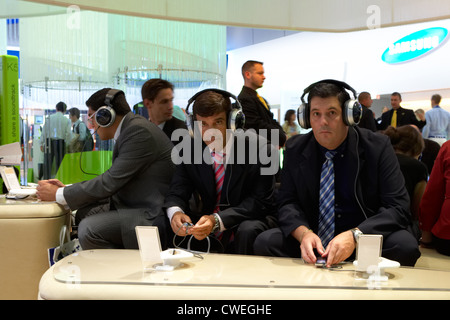 Berlin - Besucher am Stand von Samsung, neue Produkte zu testen Stockfoto