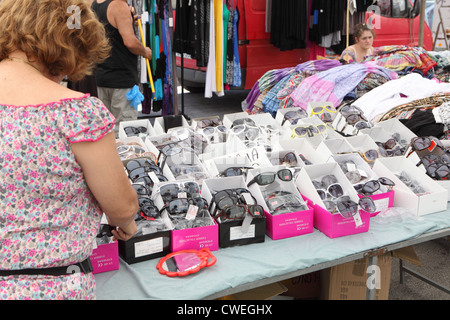 Der Donnerstag Straßenmarkt in Rethymnon, Kreta, wo Händler Kleidung und Haushaltsgegenstände sowie Locao verkaufen zu produzieren. Stockfoto