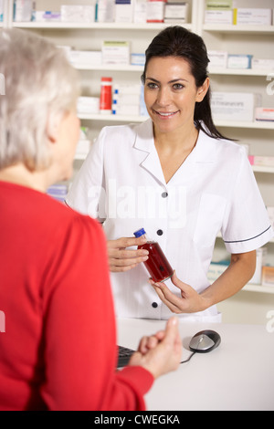 Amerikanische Apotheker Abgabe an ältere Frau Stockfoto