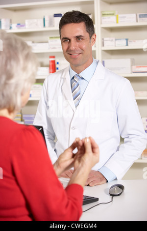 Amerikanische Apotheker mit ältere Frau in der Apotheke Stockfoto