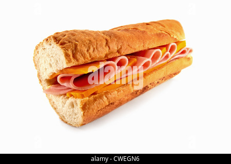 Eine hausgemachte Sandwich-Baguette mit zwei der beliebtesten Füllungen Schinken und Käse, hergestellt mit frisch gebackenem Baguette Stockfoto