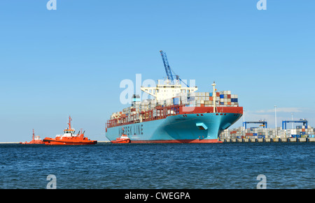 Eines der größten Containerschiffe Maersk Elba betritt einen Hafen in Gdansk (Polen), unterstützt von Schleppern am 22. August 2012 Stockfoto