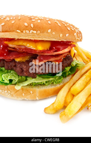 Gourmet-Bacon Cheeseburger mit einem hausgemachten Rindfleisch Patty auf einem Salatbett mit einer Seitenlänge von Pommes frites Stockfoto