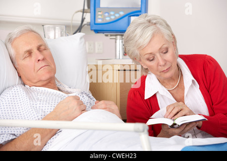 Ältere Frau besuchen Mann im Krankenhaus Stockfoto