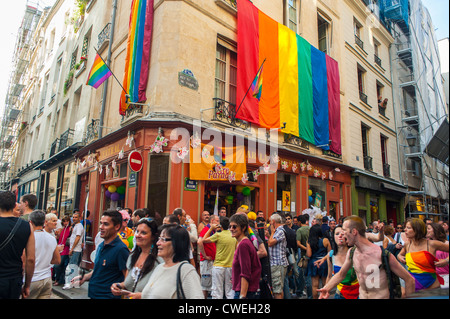 Paris, Frankreich, eine große Menschenmenge feiert in der „Le Central Bar“, in den Gay Bars von Le Marais, nach dem Gay Pride March (geschlossen 2010), Rainbow Flag, Gentrification, Männerbier vor dem Pub Stockfoto