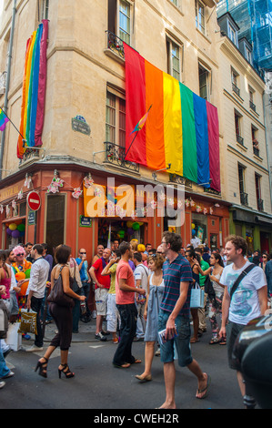 Paris, Frankreich, große Menschenmassen feiern in der „Le Central Bar“ im Viertel Le Marais, Gay Bars, After Gay Pride March (geschlossen 2010) Rainbow Flag, Men, Teens Street Stockfoto