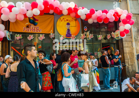 Paris, Frankreich, Masse von Menschen, Schwulen und Lesben Teilen Getränke "Le Mixer Bar", in Le Marais-Viertel, Gay &amp; Lesbian, (geschlossene 2010) (jetzt Spyce Bar) Stockfoto