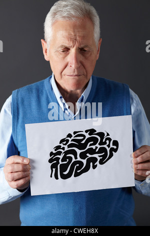 Ältere Mann, der Tusche-Zeichnung des Gehirns hält Stockfoto
