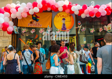 Paris, Frankreich, „Le Mixer Bar“, im Gay District Le Marais, Gay Bars, Crowd on Street After Gay Pride March (geschlossen 2010) junge Lesben und schwule Männer Pub vor Bier Stockfoto