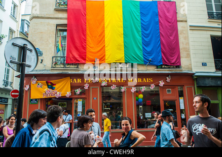 Paris, Frankreich, überfüllte Straße vor 'Le Central Bar', im Viertel Le Marais, Schwulenbars, (geschlossen 2010) Schwulenflagge in Paris Gentrification, schwulenviertel marais Stockfoto