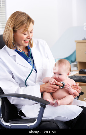 Amerikanischen Arzt untersuchen baby Stockfoto