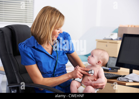 UK Arzt untersuchen baby Stockfoto