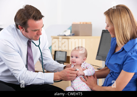 Mutter und Baby in Arztpraxis Stockfoto