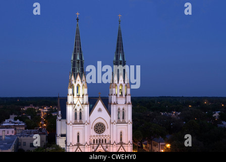 KATHEDRALE DES HEILIGEN JOHANNES DEN TÄUFER SKYLINE SAVANNAH GEORGIA USA Stockfoto