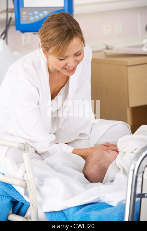 Mutter im Krankenhaus mit Neugeborenen Stockfoto