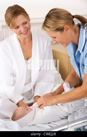 Krankenschwester mit Mutter und Neugeborene Stockfoto