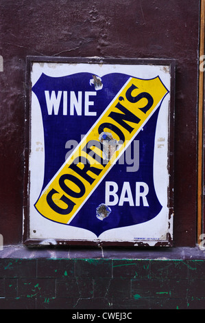 Melden Sie außen Gordon Weinbars &amp; Weinstuben, Villiers Street, London Stockfoto