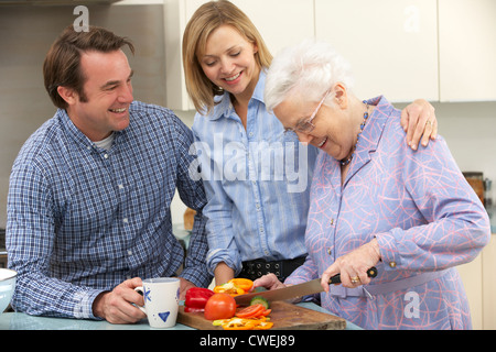 Ältere Frau und Familie Zubereitung zusammen Stockfoto