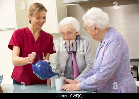 Frauen in Führungspositionen zu Hause mit Betreuer Stockfoto