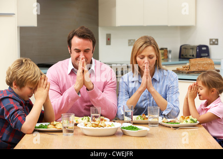 Familie sagen Gnade vor Mahlzeit Stockfoto