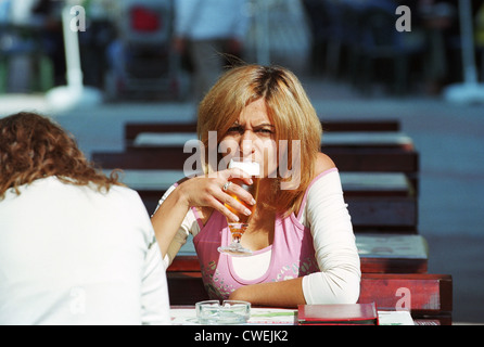 Mädchen in einem Straßencafé in der Altstadt von Plovdiv, Bulgarien Stockfoto