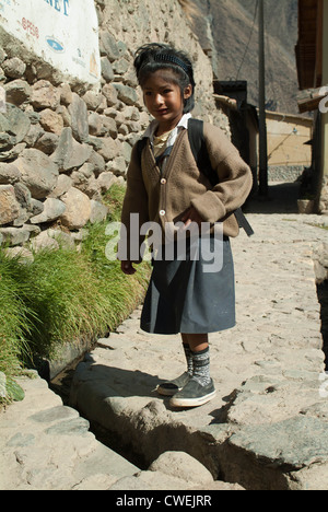 Peruanische Mädchen gehen zur Schule. Stockfoto