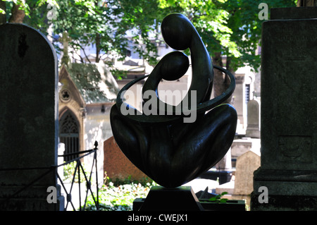 Paris, Frankreich. Cimetière de Montmartre. Moderne Skulptur am Grab von Ludmila Tcherin Stockfoto