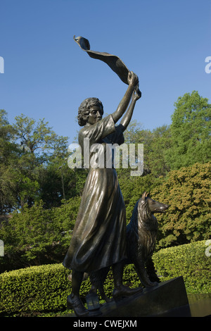 FLORENZ MARTUS WAVING GIRL STATUE (© FELIX DE WELDON 1974) RIVER STREET GARDENS SAVANNAH GEORGIA USA Stockfoto