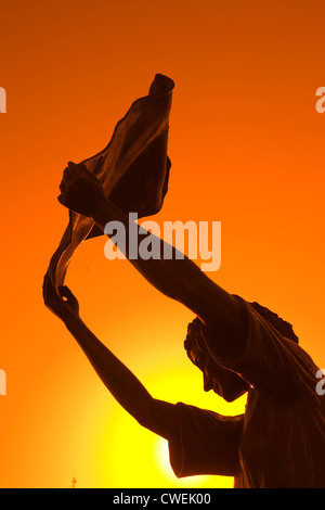 FLORENZ MARTUS WAVING GIRL STATUE (© FELIX DE WELDON 1974) RIVER STREET GARDENS SAVANNAH GEORGIA USA Stockfoto