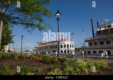 RADDAMPFER BOOTE VERTÄUT AM STEG RIVER WALK SAVANNAH RIVER SAVANNAH GEORGIA USA Stockfoto