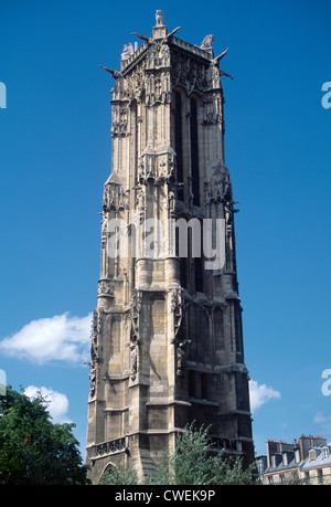 Paris France Tour St Jacques der gotische Turm ist alles, was von einer ehemaligen Kirche Saint-Jacques-de-la-Boucherie aus dem 16. Jahrhundert übrig geblieben ist. Es war ein Historisches Hotel Stockfoto