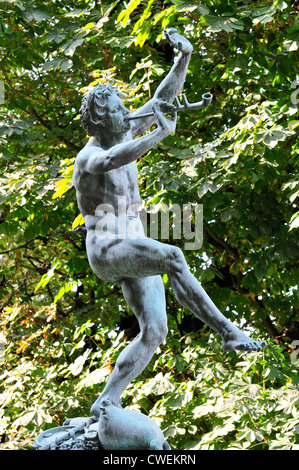 Paris, Frankreich. Jardin du Luxembourg. Bronze-Statue: Faune Dansant / Dancing Fawn (1850: Eugene Louis Lequesne) Stockfoto