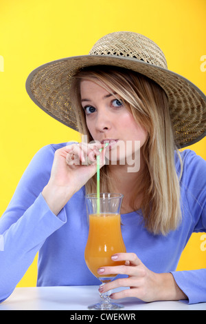 Frau trinkt ein Cocktail Stockfoto
