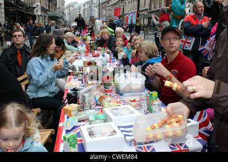 Queens Diamond Jubilee, großes Mittagessen Straßenfest, Piccadilly, feiern in London 2012 Stockfoto