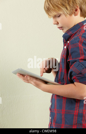 Studioaufnahme des jungen halten Tablet-Computer Stockfoto