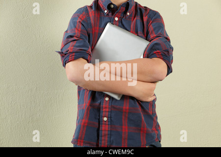 Zugeschnittenen Schuss jungen halten Tablet-Computer Stockfoto