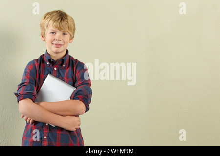 Studioaufnahme des jungen halten Tablet-Computer Stockfoto