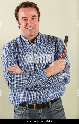 Studioaufnahme des mittleren Alter Mann mit Pinsel Stockfoto