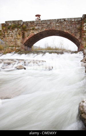 11.07.11 Fluß Oja, Ezcaray, La Rioja, Spanien, nach dir Tagen mit heftigem Regen. Stockfoto