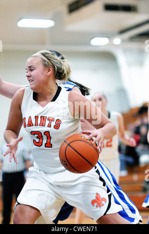 Basketball Spieler fährt entlang der Grundlinie unter dem Korb, als sie einen geöffneten Schuß Gelegenheit sucht. USA. Stockfoto