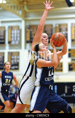 Basketball Spieler versucht, einen Schuß zu blockieren. USA. Stockfoto