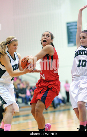 Basketball Spieler, die versuchen, die Verteidigung zu teilen hat die Kugel durch ein Gegner, dann begann eine Offensive rush die andere Weise beschlagnahmt. USA Stockfoto