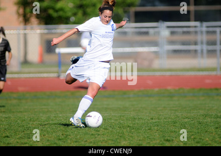 Fußball-Spieler nimmt einen Schuß während einer High School. USA. Stockfoto