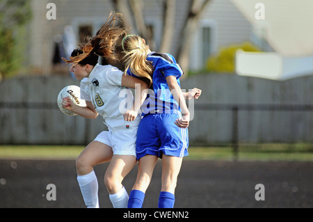 Fußball-Spieler kämpfen für den Besitz von den Ball auf der Torlinie während eines Highschool-Spiels. Stockfoto