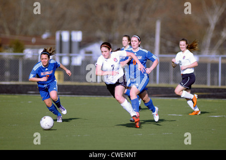 Fußball-Spieler stürzen für eine lockere Kugel während eines Highschool-Spiels. Stockfoto