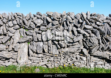 Trocknen Sie die Steinmauer auf Inis Meain, Aran-Inseln, County Galway, Connaught, Irland. Stockfoto