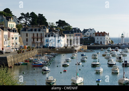 Boote vor Anker in den kleinen Hafen von Sauzon auf Belle Ile ruhig sitzen abseits der Quiberon-Halbinsel in der Bretagne, Frankreich. Stockfoto